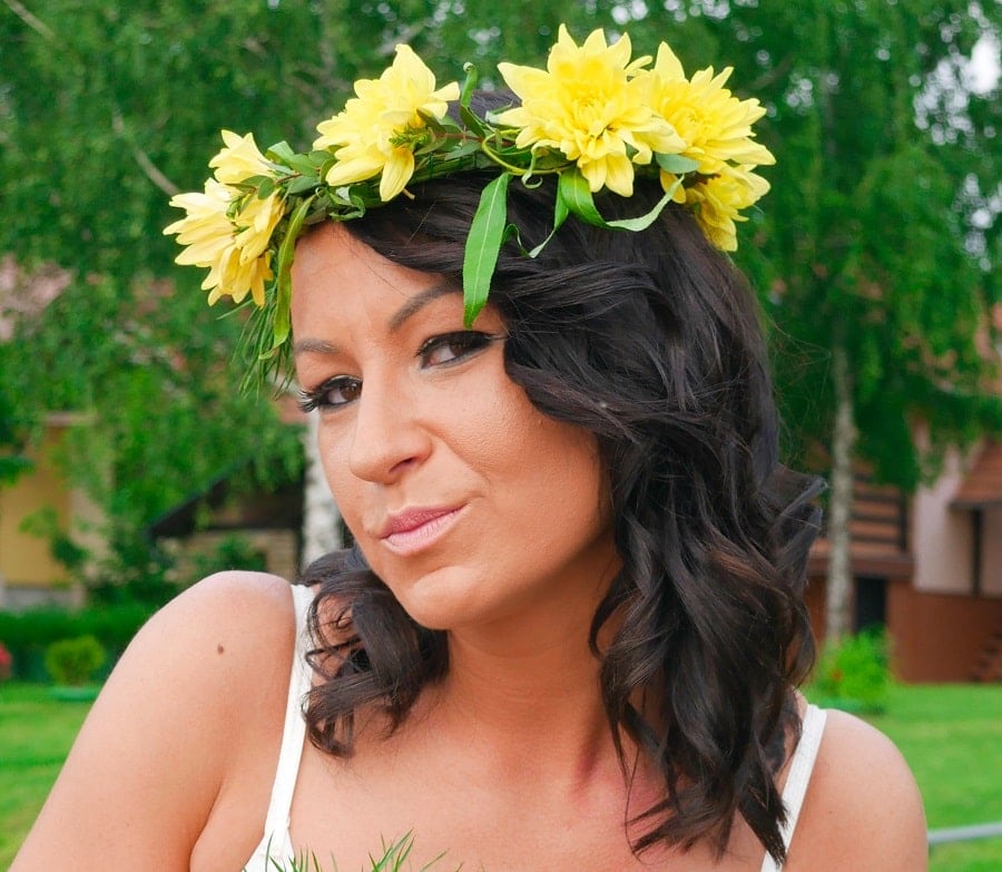 bridesmaid hairstyle with medium brunette hair