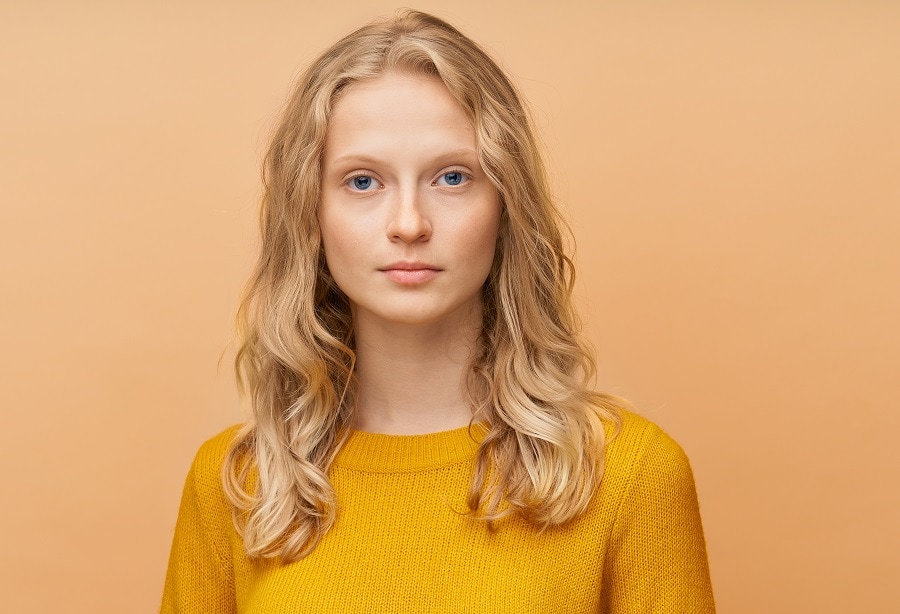 everyday hairstyle with long blonde hair