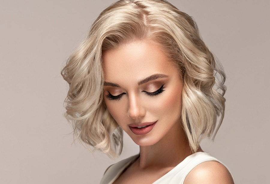 wavy blonde bob for diamond face shape